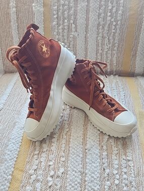 Converse Run Star Embroidered Floral Platform High-Top Boots in Amber Brown